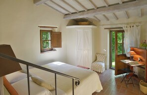 2 quartos, ferros/tábuas de passar roupa, berço de viagem