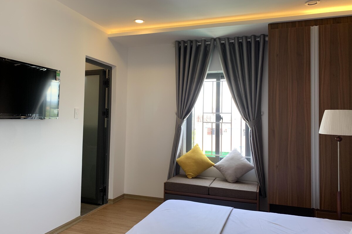 Minibar, escritorio, sistema de insonorización