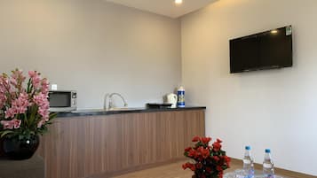 Apartment, 2 Bedrooms | Private kitchen | Electric kettle