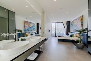 5 Schlafzimmer, Zimmersafe, Schreibtisch, Bügeleisen/Bügelbrett