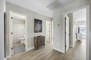 Combined shower/tub, towels