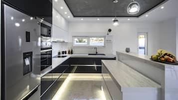 Villa Deluxe | Cocina privada | Refrigerador, microondas, horno y parrilla de estufa