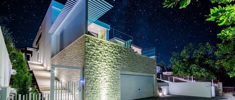 Boendets fasad - kväll/natt