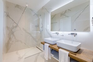 Villa | Bathroom | Shower, hair dryer, bathrobes, slippers - Luxury Villa Luna with Swimming Pool (Sutivan)