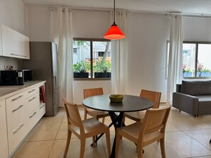 Apartamento exclusivo | Cocina privada | Frigorífico, microondas, horno y utensilios de cocina
