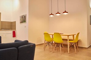Fridge, microwave, oven, cookware/dishes/utensils - Roza apartment (Tel Aviv)