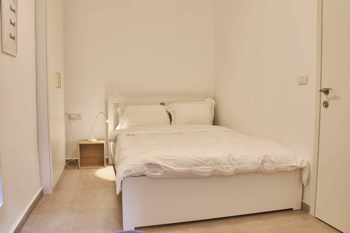 Business Double Room | Blackout drapes, soundproofing, WiFi (free), bed sheets