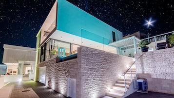 Fassade der Unterkunft – Abend/Nacht