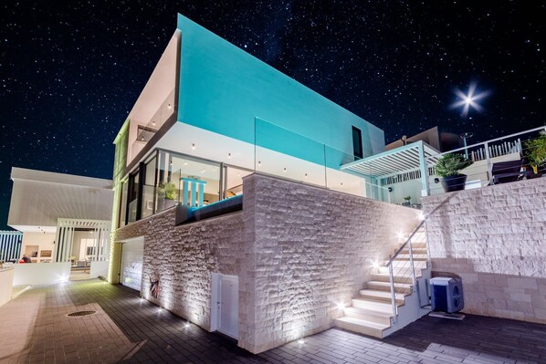 Fassade der Unterkunft – Abend/Nacht