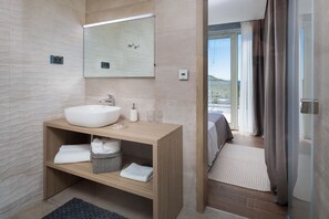 Villa Luxe | Salle de bain | Douche, douche à « effet pluie », sèche-cheveux, serviettes fournies