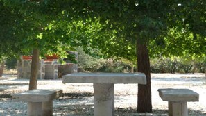 Outdoor dining - Cabañas Negratín, 3rd cabin (Cuevas del Campo)