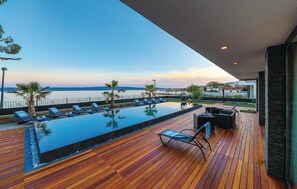 Outdoor pool, sun loungers - Beachfront Villa Baronessa with Pool (Kastela)