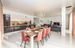 Villa | In-room dining