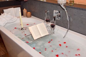 Bathtub, hair dryer, towels, soap - Comfort Chalet Mühle - SKI in/SKI out, Sauna-Jacuzzi - by "wachterhof" (Kaltenbach)