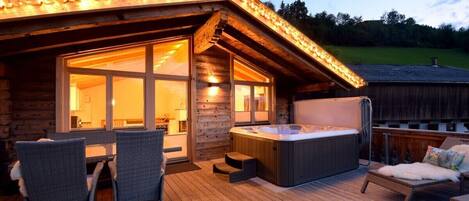 Outdoor spa tub