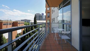 Outdoor dining - Extra Large 2 BDR Apt Melbourne Southbank (Southbank)