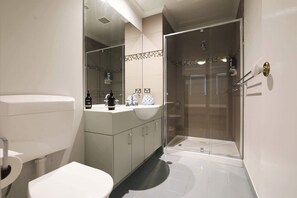 Shower, free toiletries, hair dryer