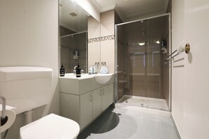 Shower, free toiletries, hair dryer