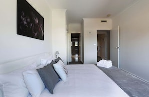 2 bedrooms, iron/ironing board, internet, bed sheets