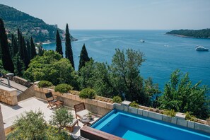 A swimming pool with a view of the sea and a mountainous landscape. - Luxury Residence Queen of Dubrovnik (Dubrovnik)