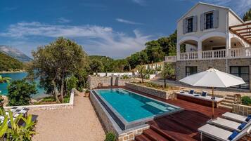 Vista frontal de la propiedad