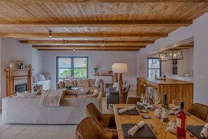 Villa Deluxe | Área de sala de estar | Televisión de pantalla plana 