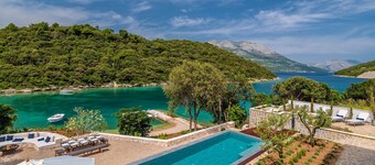 Beachfront Villa Feodora Grande