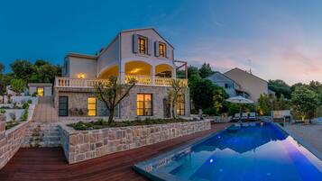 Vista frontal de la propiedad