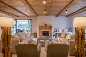 Vila luxo | Área de estar | TV de tela plana