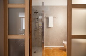 Dusche, Haartrockner, Handtücher, Toilettenpapier
