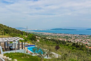 A modern villa with a pool, overlooking a coastal town and the sea. - Luxury Villa Grand View (Kastela)
