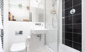 Comfort House | Bathroom - Elephant Court (Reading)