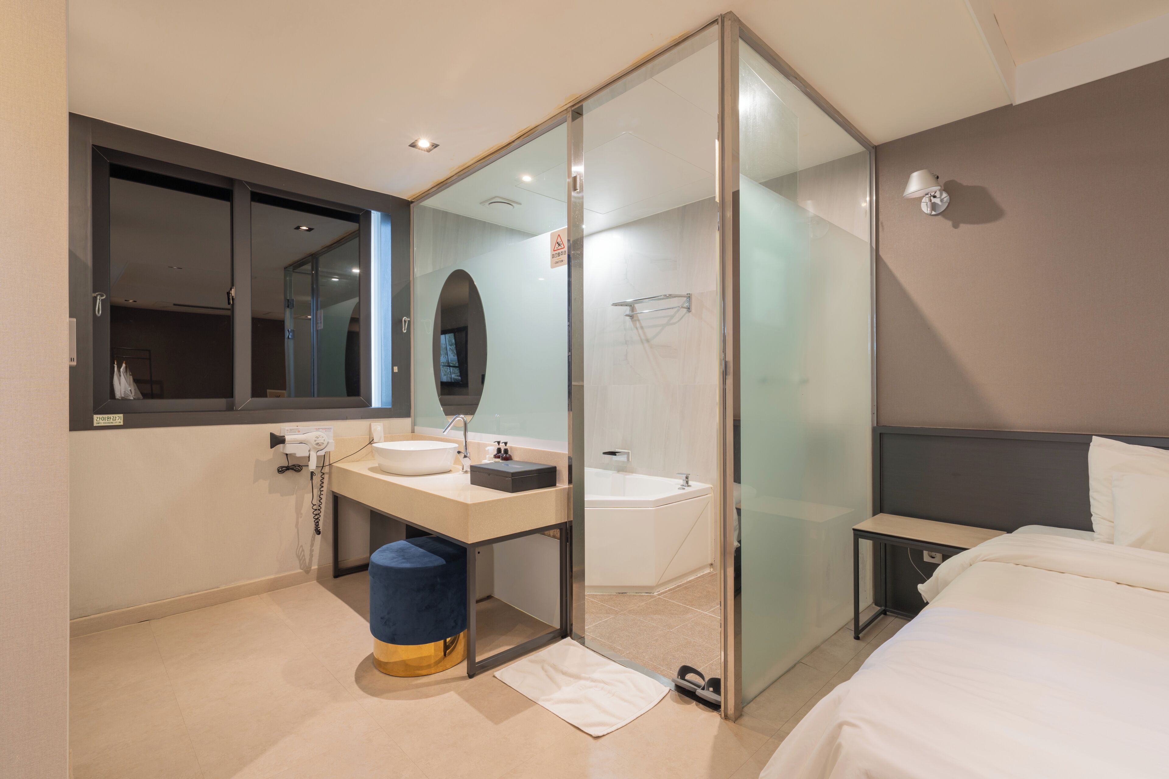 Premium Room | Blackout drapes, soundproofing, iron/ironing board, free WiFi