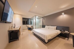 Premium Room | Blackout curtains, soundproofing, iron/ironing board, free WiFi
