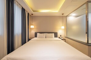 ستائر تعتيم وتجهيزات عازلة للصوت ومكواة/لوح كي وواي فاي مجانًا