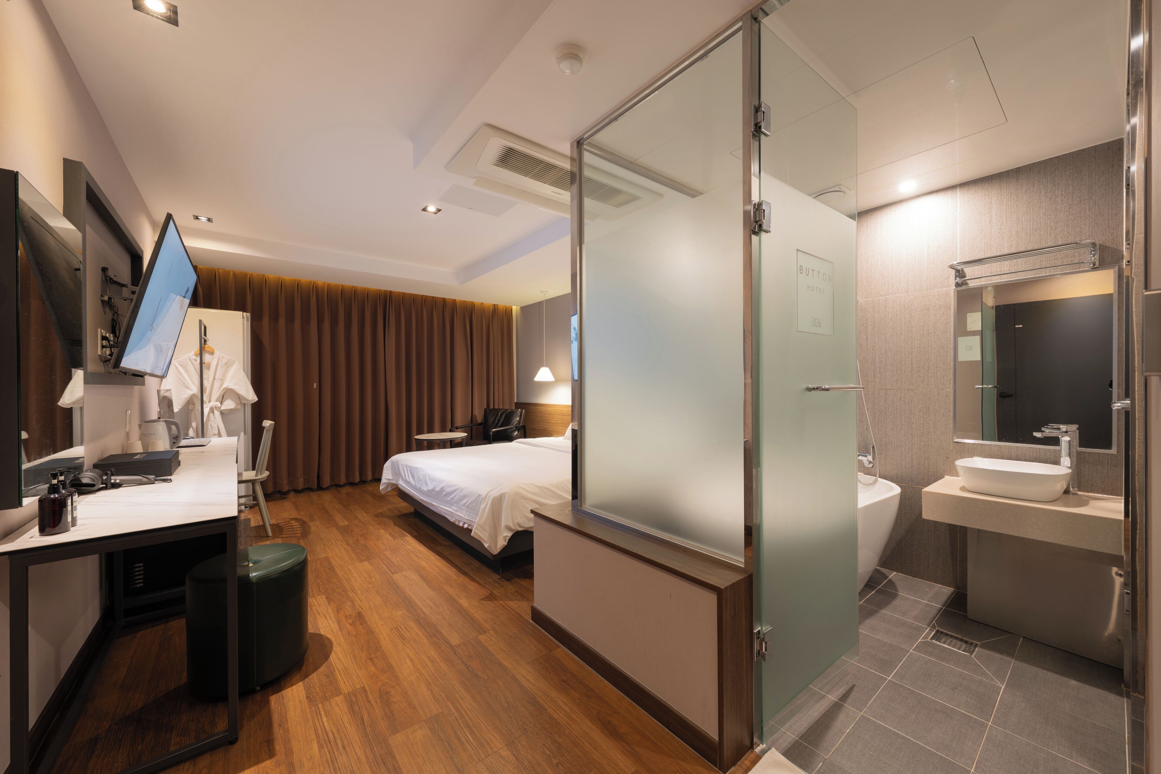 VIP | Blackout curtains, soundproofing, iron/ironing board, free WiFi