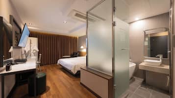 VIP | Blackout curtains, soundproofing, iron/ironing board, free WiFi