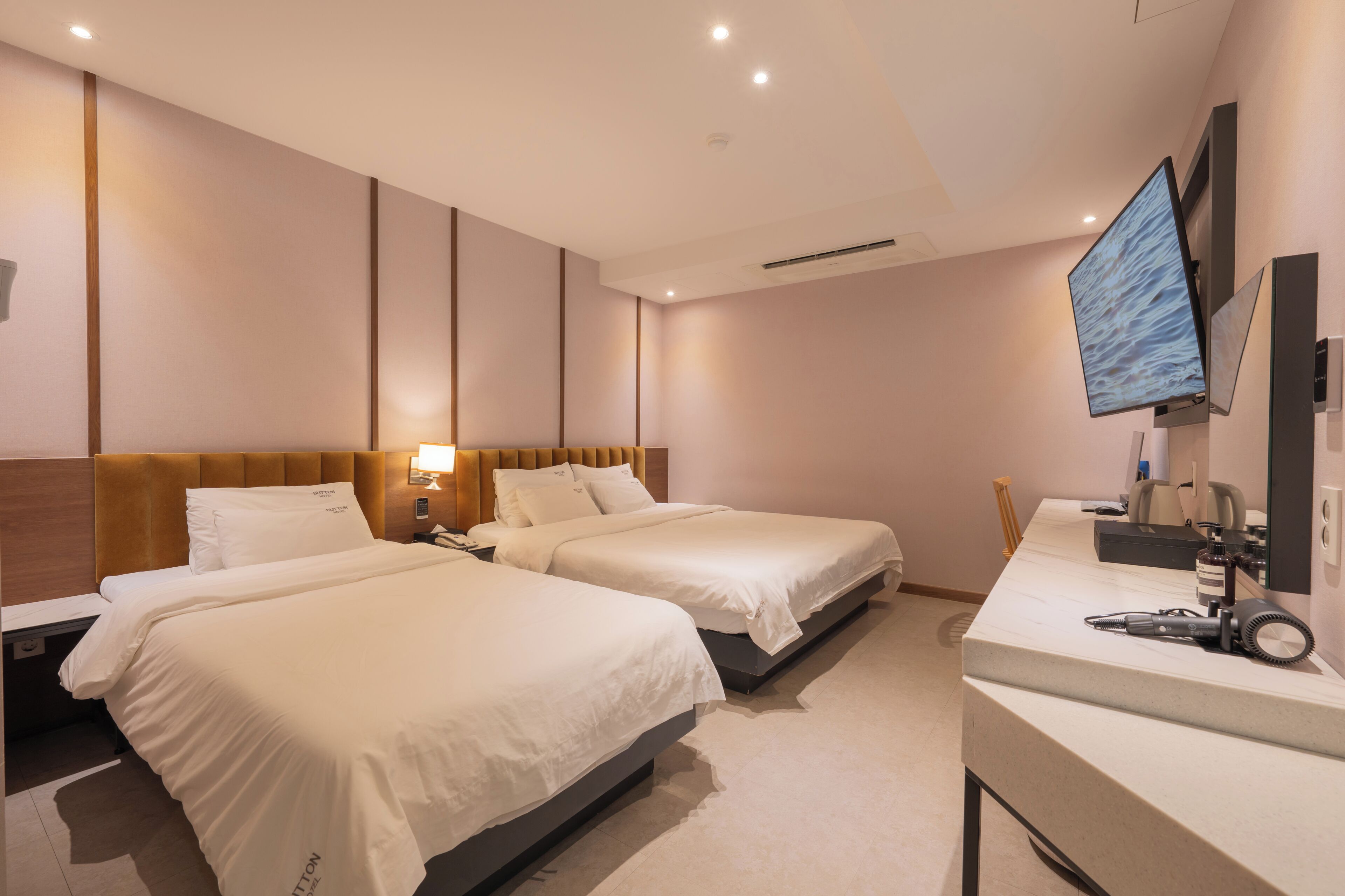 VIP Twin | Blackout drapes, soundproofing, iron/ironing board, free WiFi