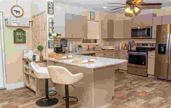 Réfrigérateur, four à micro-ondes, un four, surface de cuisson
