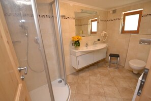 Shower, hair dryer, towels, soap - Premium Chalet Zirbe - SKI in/SKI out, Sauna-Jacuzzi - by "wachterhof" (Kaltenbach)
