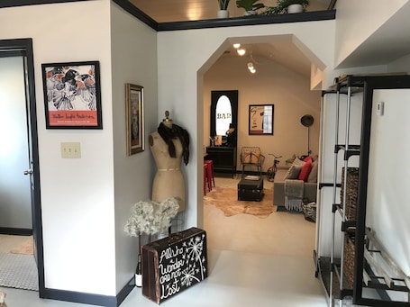 Interior. Urban Chic Studio, Private, 1B1B. Belhaven area. Near campus& hospitals.