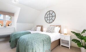 Comfort House | 3 bedrooms, individually decorated, laptop workspace, iron/ironing board - Albatross House (Slough)