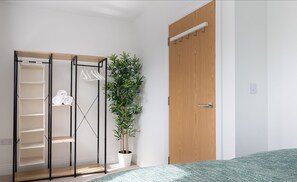 Comfort House | 3 bedrooms, individually decorated, laptop workspace, iron/ironing board - Albatross House (Slough)