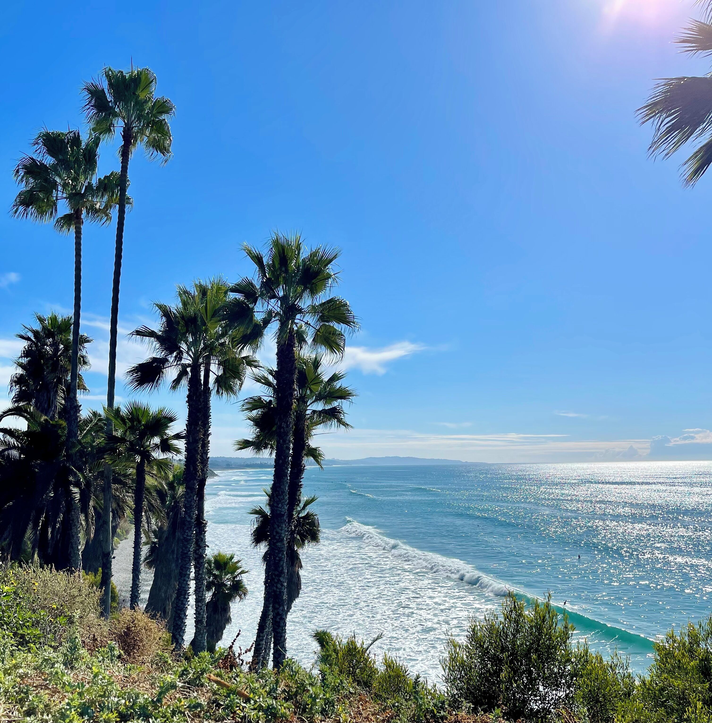 Ranta lähistöllä, aurinkotuoleja, rantapyyhkeitä