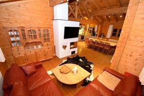 Televisión y chimenea 