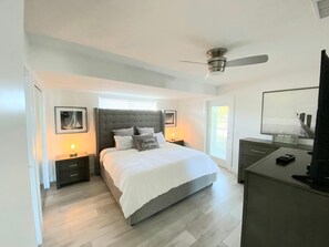 4 bedrooms, desk, iron/ironing board, WiFi - Modern Beach House...<br>Bike to beach, shopping and restaurants. (Naples)