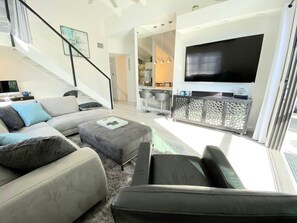 Smart TV, estéreo, monitor de computadora y impresora 