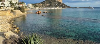 HUS MELLEM SEA & BERG I ET LITT GYLD I MIDDELEN AF ORANGE TRÆER