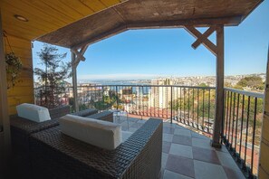 Deluxe Double Room | Terrace/patio - Hotel Boutique Casa Vander (Valparaiso)