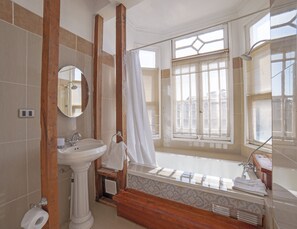 Honeymoon tweepersoonskamer | Een kluis op de kamer, verduisterende gordijnen, geluiddichte muren